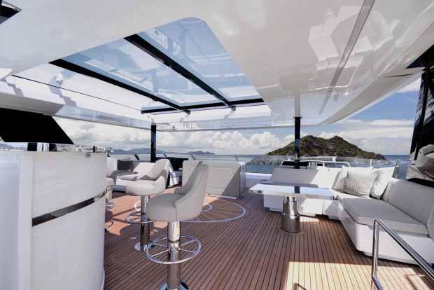 Ada bar dapat ditemukan di dek atas. Copyright: thesun/Sunreef Yachts