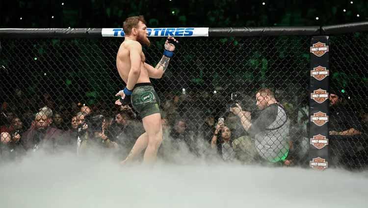 Conor McGregor memasuki Octagon dengan gayanya sebelum menghadap Khabib Nurmagomedov.