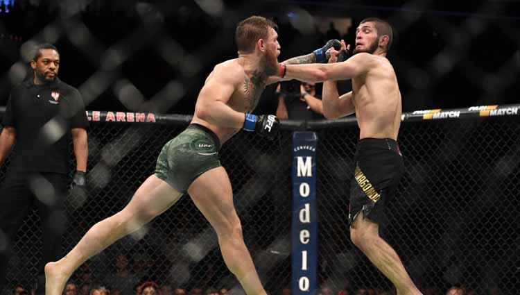 Conor McGregor dari Irlandia berusaha memukul Khabib Nurmagomedov. Copyright: Jeff Bottari/Zuffa LLC/Zuffa LLC via Getty Images