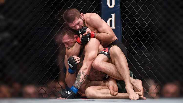 Serangan Khabib Nurmagomedov dengan gaya cekikannya ke Conor McGregor di babak empat UFC 229. - INDOSPORT