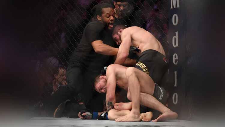 Wasit Herb Dean saat memisahkan Khabib vs McGregor setelah setelah menyerah.