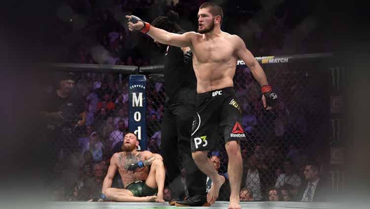 Khabib Nurmagomedov dengan marah menunjuk ke kerumunan penonton, sebelum memicu perkelahian massal.