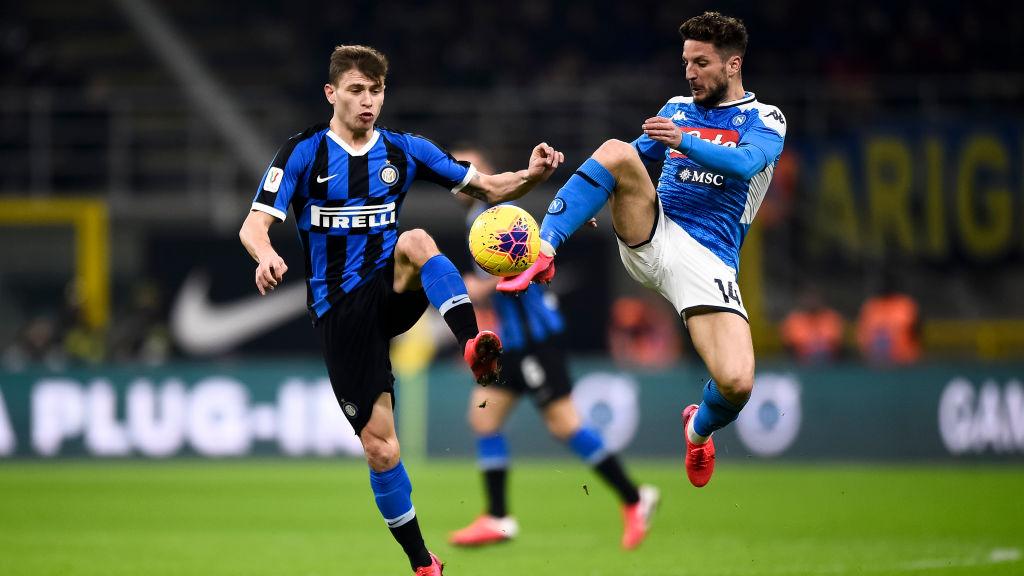 Dries Mertens (kanan) berduel dengan Nicolo Barella di laga Inter Milan vs Napoli Copyright: Nicolò Campo/LightRocket via Getty Images