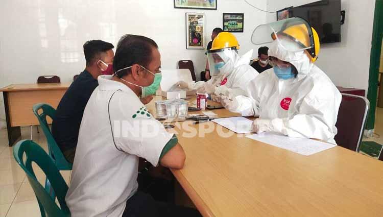 Pemain PSMS Medan, Legimin Raharjo, menjalani rapid test. Copyright: Aldi Aulia Anwar/INDOSPORT