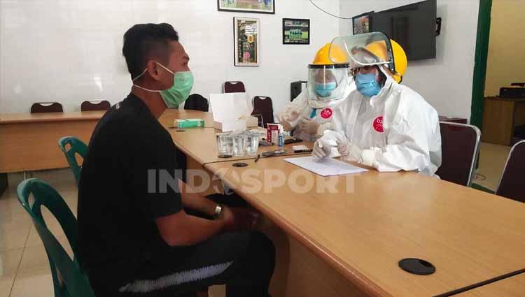 Pemain klub LIga 2 PSMS Medan asal Duri, Riau, Afiful Huda, menjalani rapid test. - INDOSPORT