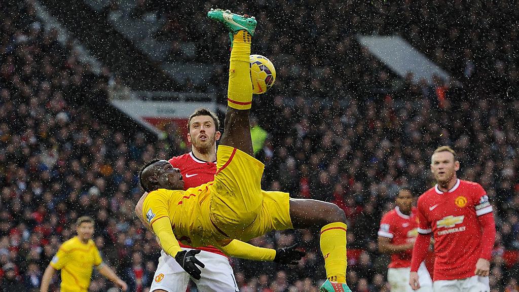 Mario Balotelli melakukan salto di laga Manchester United vs Liverpool Copyright: Andrew Powell/Liverpool FC via Getty Images
