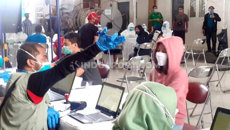 PRSI Jawa Barat melakukan Rapid Test pada atlet dan pelatih aquatic Jawa Barat di Kolam Prestasi KONI Jawa Barat, Kota Bandung, Senin (08/06/20).