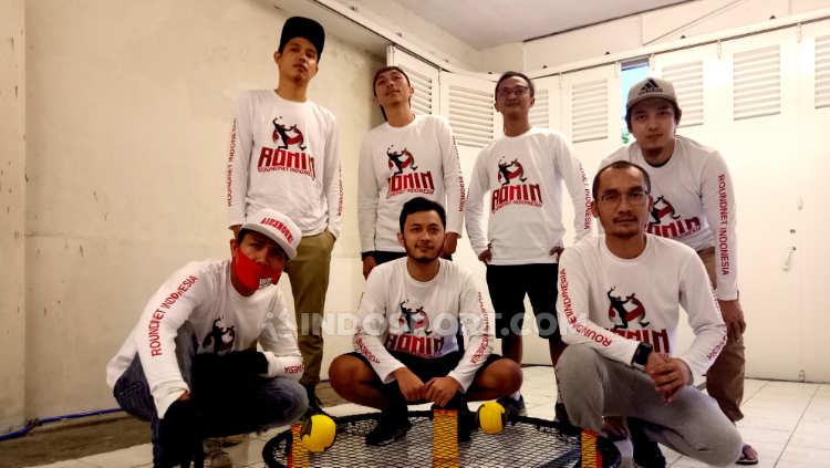 Pemain olah raga Roundnet berfoto bersama di Jalan Panaitan Kota Bandung, Senin (08/06/20).