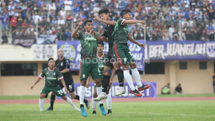 Pemain klub Liga 3 Persik Kendal (hijau) ketika berebut bola dengan pemain PSIS dalam laga uji coba beberapa waktu lalu.