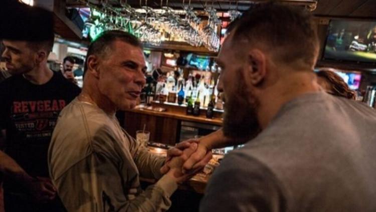 Eks petarung UFC Paddy Doherty (kiri) bersalaman dengan Conor McGregor (kanan). Copyright: Instagram/@thenotoriousmma/Irish Mirror