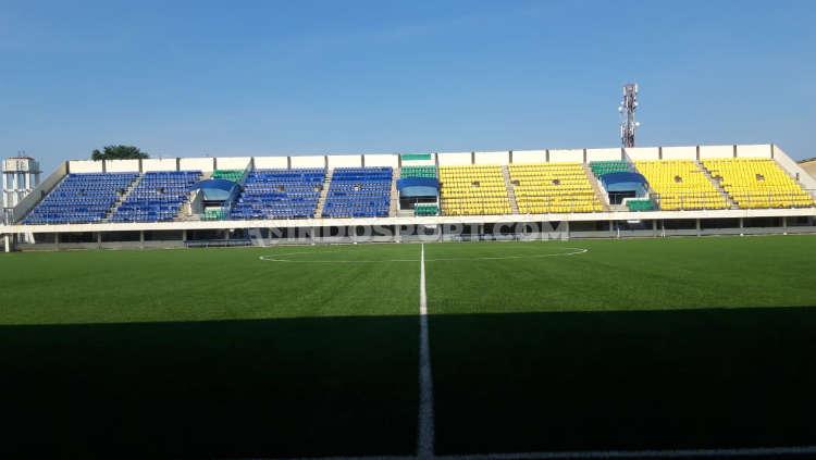 Tribun timur Stadion Citarum tetap terawat walaupun cuaca di Semarang tengah memasuki pancaroba.