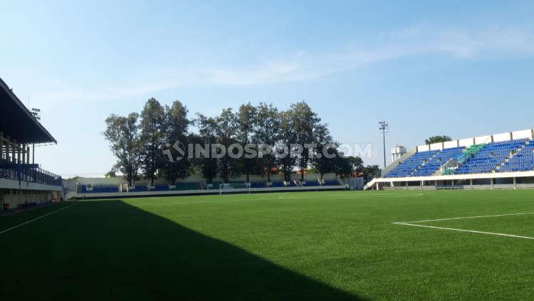 Tribun utara Stadion Citarum tampak rimbun dengan pepohonan yang menghiasi.