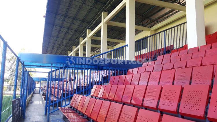 Tribun barat Stadion Citarum yang sudah menggunakan single seat tetap terawat dengan bersih.