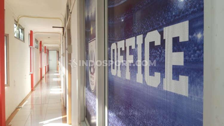 Lorong PSIS Office yang terletak di lantai 2 komplek Stadion Citarum.