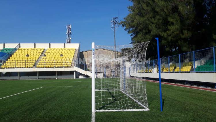 Gawang dan jaring Stadion Citarum tetap dirawat dan dibersihkan secara berkala walaupun tidak ada aktifitas latihan. Copyright: Alvin Syaptia Pratama/INDOSPORT