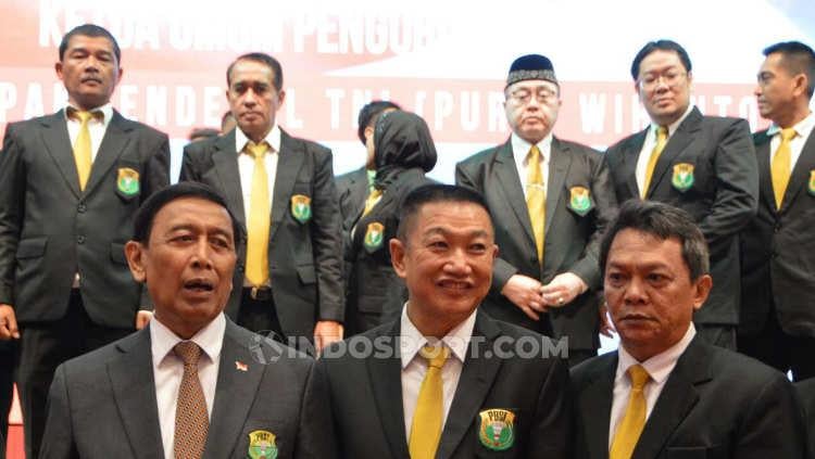 Ketua Umum Pengprov PBSI Sumut, Suripno Ngadimin (tengah)) foto bersama dengan Ketua Umum PP PBSI, Wiranto (kiri), saat pelantikan kepengurusan PBSI Sumut 2018-2022, beberapa waktu lalu. - INDOSPORT