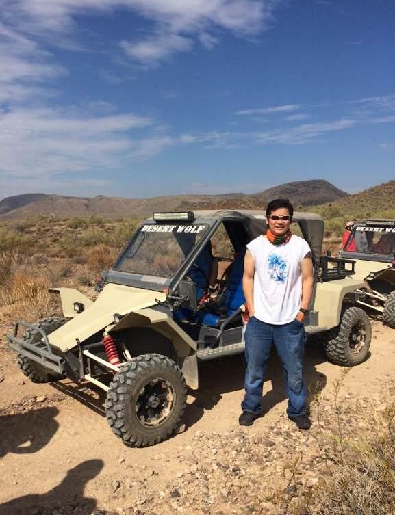 Ardy Wiranata berpose di samping jeep. Copyright: Dok Pribadi