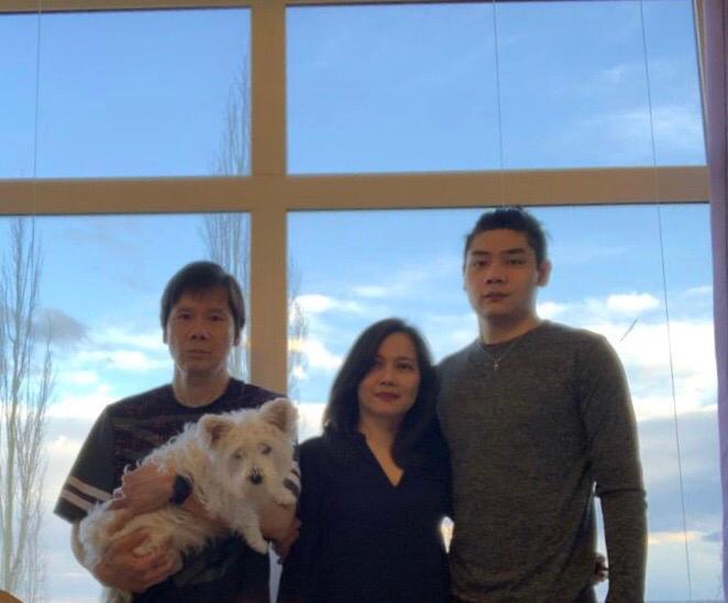 Ardy Wiranata bersama keluarga dan anjingnya. Copyright: Dok Pribadi