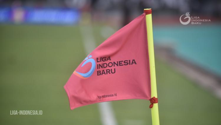 Tiang sudut lapangan dengan logo PT Liga Indonesia Baru (LIB). - INDOSPORT