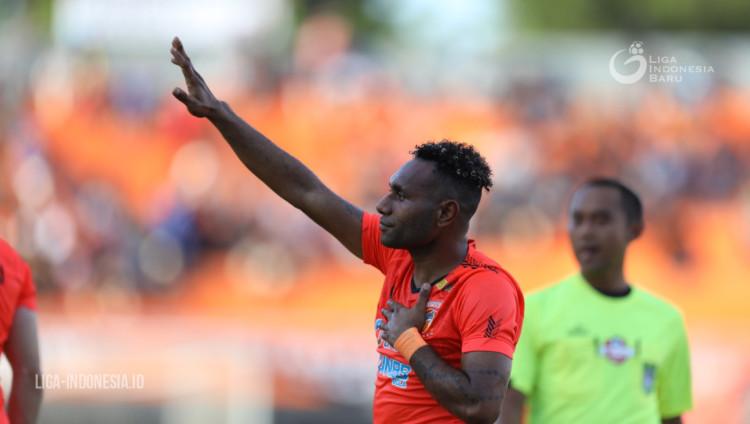 Striker asal Papua milik Borneo FC Titus Bonai. - INDOSPORT