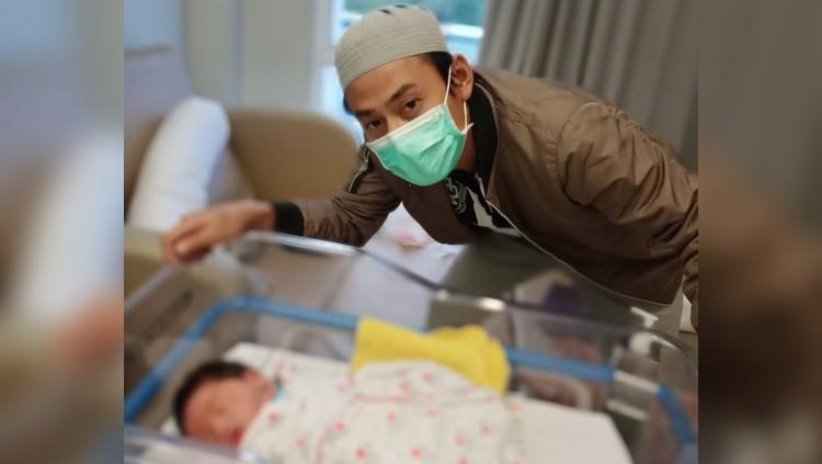 Samsul Arif menyambut kelahiran putranya. - INDOSPORT