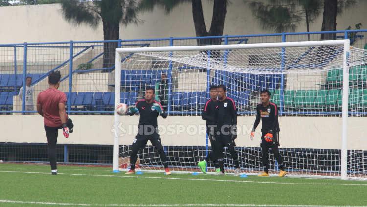 Para penjaga gawang PSIS yang tengah berlatih di bawah arahan pelatih kiper, I Komang Putra. - INDOSPORT