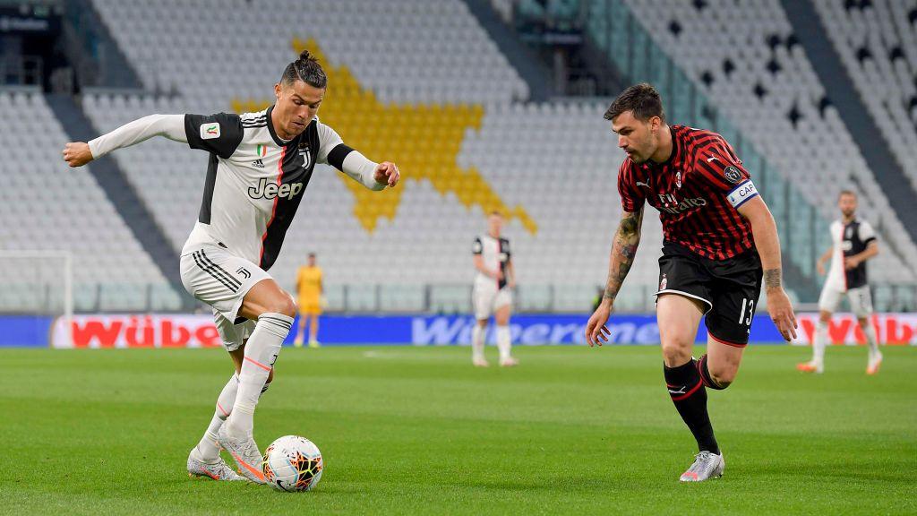 Cristiano Ronaldo dijaga ketat Alessio Romagnoli dalam laga semifinal Coppa Italia Juventus vs AC Milan