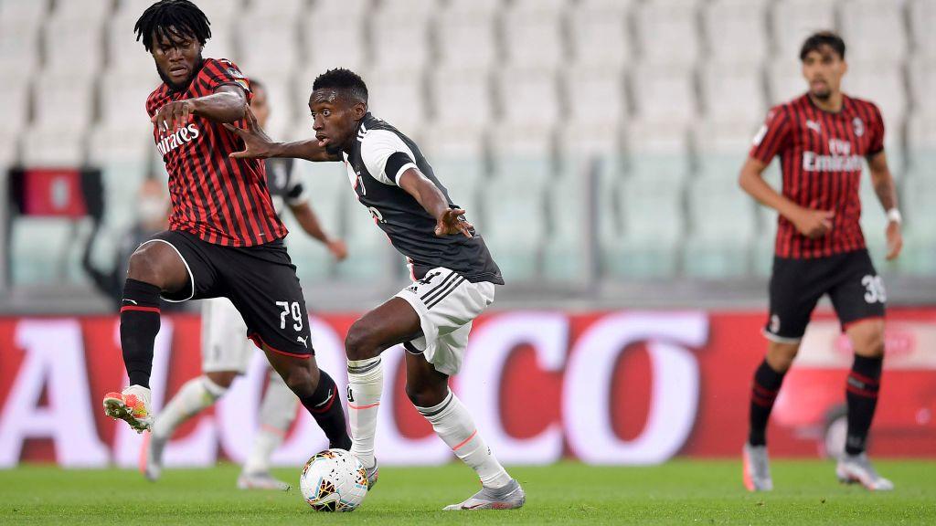 Blaise Matuidi dijaga ketat oleh Franck Kessie dalam semifinal Coppa Italia Juventus vs AC Milan