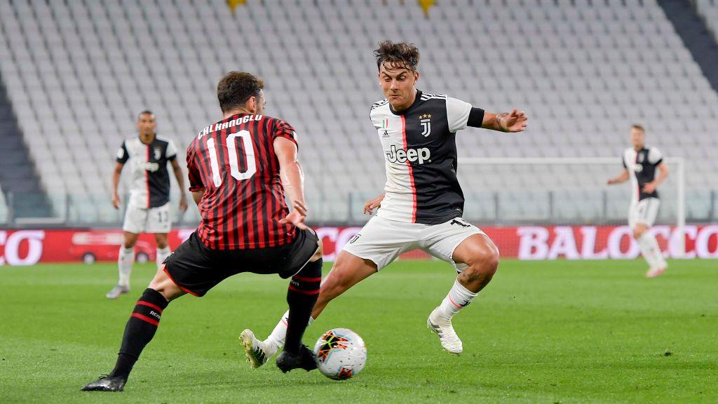 Paulo Dybala menjaga pergerakan Hakan Calhanoglu di semifinal Coppa Italia Juventus vs AC Milan Copyright: Daniele Badolato - Juventus FC/Juventus FC via Getty Images