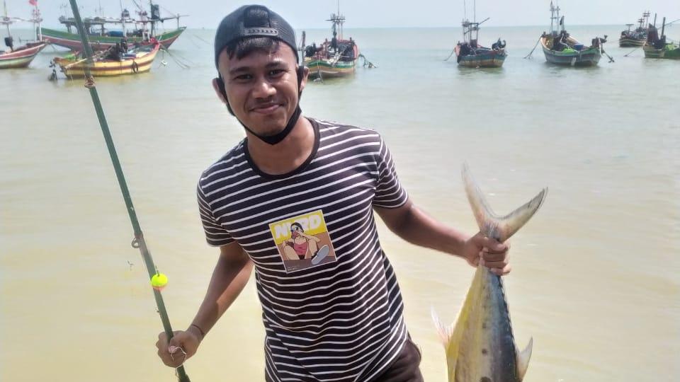 Pemain muda PSIS Semarang, Eka Febri, dikira oleh warganet sebagai sosok Neymar ketika akun Instagram resmi @psisfcofficial mengunggah dirinya tengah asyik memancing pada Sabtu (13/06/20) sore. Copyright: Instagram PSIS