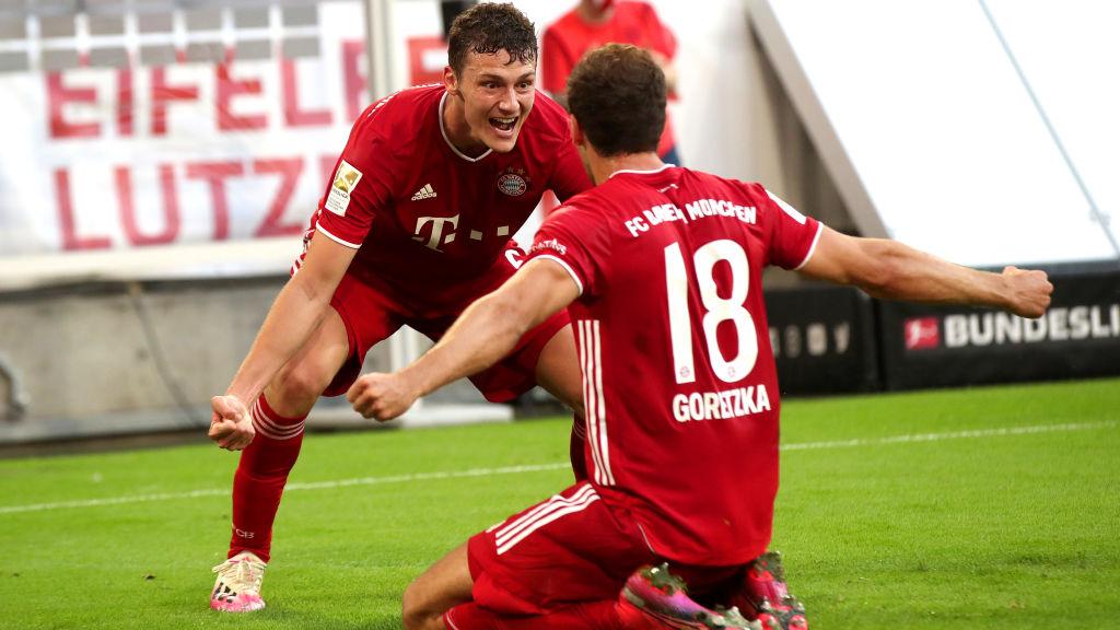 Leon Goretzka (kanan) melakukan selebrasi usai mencetak gol kemenangan Bayern Munchen atas Borussia Monchengladbach - INDOSPORT
