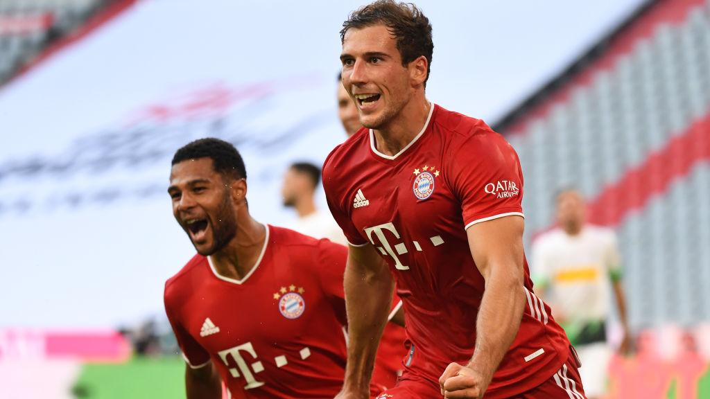 Leon Goretzka (kanan) melakukan selebrasi usai mencetak gol kemenangan Bayern Munchen atas Borussia Monchengladbach
