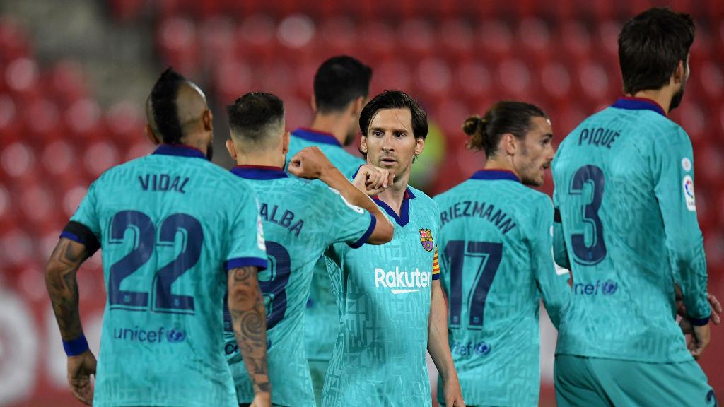 Selebrasi Lionel Messi bersama rekan-rekannya di laga Real Mallorca vs Barcelona Copyright: David Ramos/Getty Images