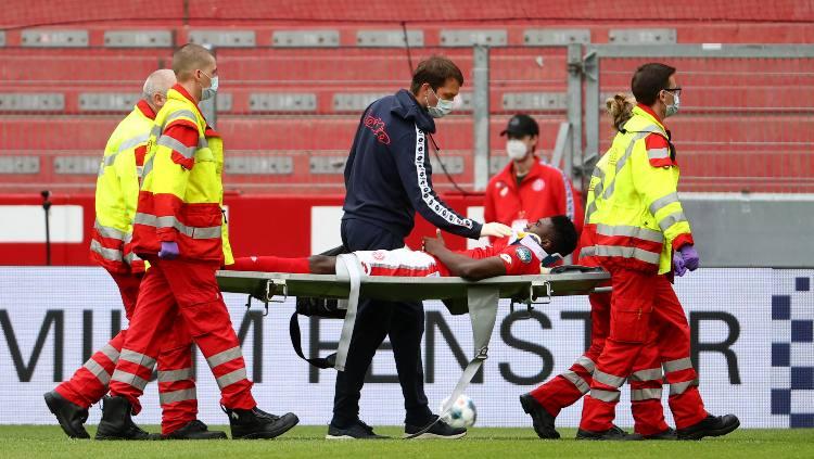 Taiwo Awoniyi mengalami insiden di laga Bundesliga, Mainz vs Ausburg. - INDOSPORT