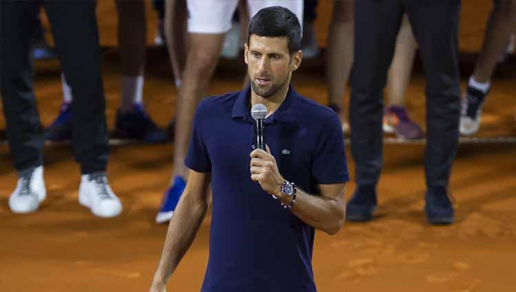 Novak Djokovic dari Serbia saat menyampaikan speech pada akhir pertandingan final pada hari ke-3 Tour Adria, 2020 di Belgrade, Serbia.