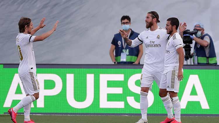 Sergio Ramos (kedua dari kanan) berselebrasi usai mencetak gol ke gawang Eibar. Laga ini berakhir 3-1 untuk kemenangan Madrid.