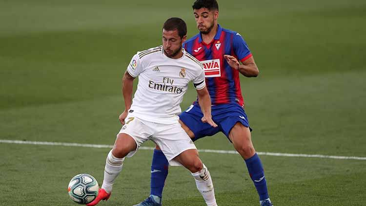 Eden Hazard mencoba mempertahankan penguasaan bola di tengah penjagaan pemain Eibar. Copyright: Gonzalo Arroyo Moreno/Getty Images