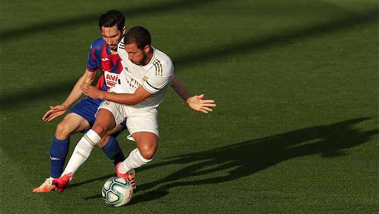 Eden Hazard mencoba mempertahankan penguasaan bola di tengah penjagaan pemain Eibar.