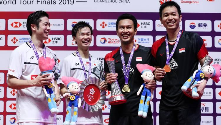 Hendra Setiawan/Mohammad Ahsan bersama Hiroyuki Endo/Yuta Watanabe di podium BWF World Tour Finals 2019.