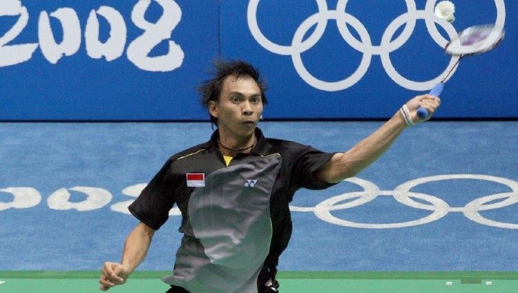 Mantan pelatih PBSI, Flandy Limpele, tuai decak kagum badminton lovers usai sulap tunggal putra Hong Kong, Lee Cheuk Yiu jadi gacor di Thailand Open 2023. - INDOSPORT