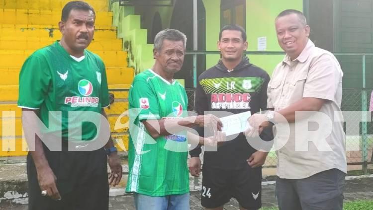 Legenda PSMS Medan, Mamek Sudiono (dua kiri), mendapat bantuan dari Manajemen PSMS di Komplek Stadion Kebun Bunga, Medan, Rabu (17/6/20) sore. - INDOSPORT