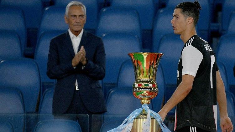 Kakak perempuan Cristiano Ronaldo meluapkan kemarahannya kepada pelatih Maurizio Sarri usai Juventus kalah di final Coppa Italia, Kamis (18/06/20), dari Napoli.