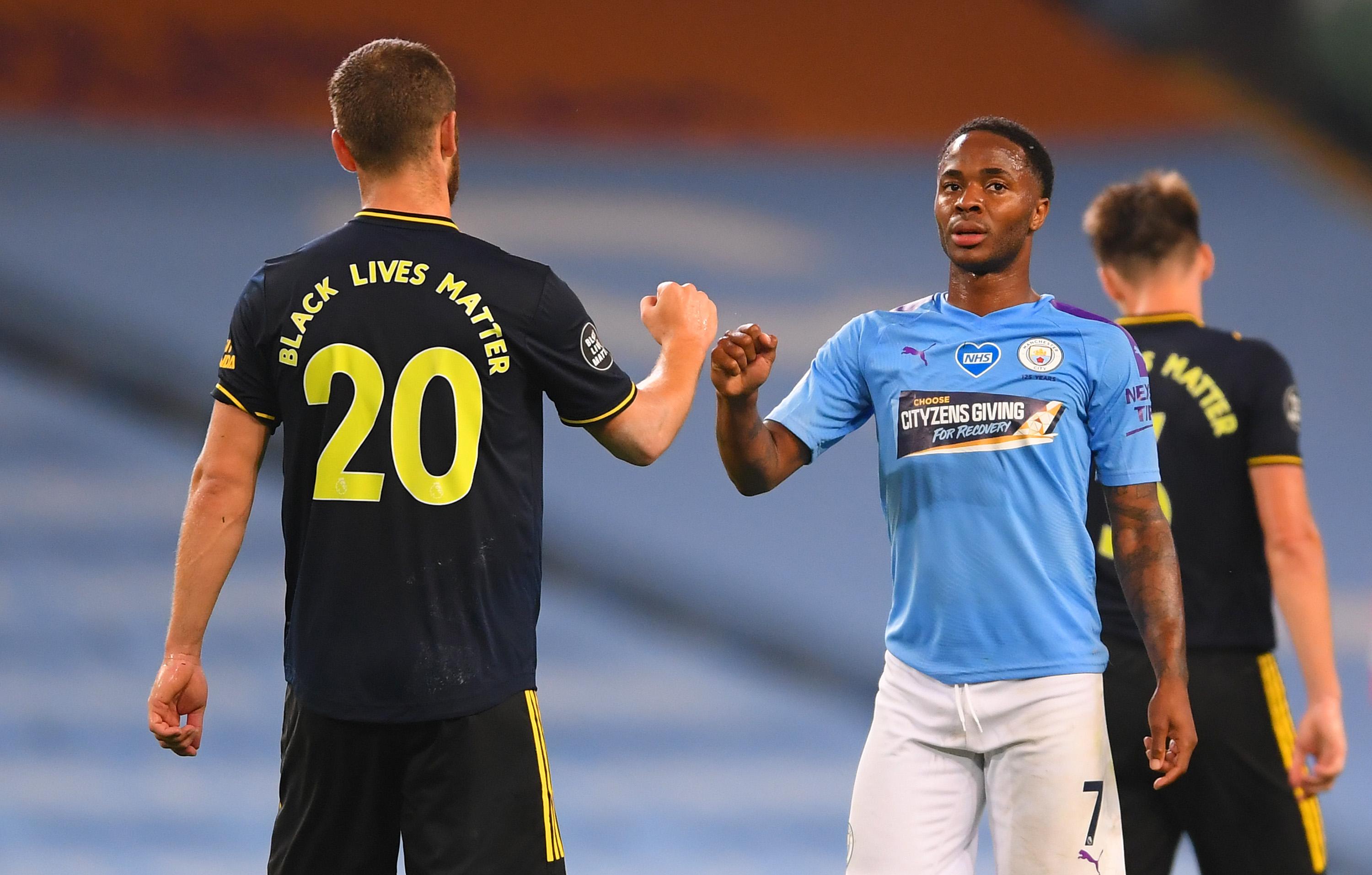 Raheem Sterling dan Skhodran Mustafi dalam laga Manchester City vs Arsenal di Liga Inggris.