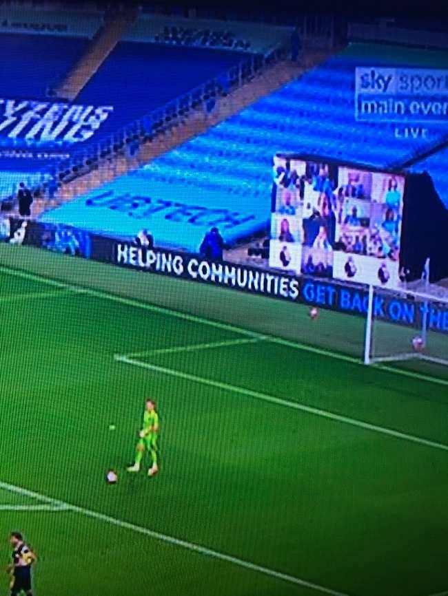 Penampakan layar Zoom Manchester City vs Arsenal yang tidak penuh. Foto: Twitter @UtdJL Copyright: Twitter @UtdJL