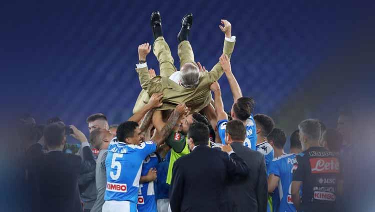 Aurelio De laurenti pemilik Napoli, juga tak luput diangkat oleh para pemain Napoli usai juara Coppa Italia.