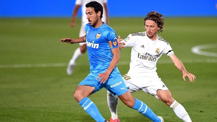 Kapten Valencia Daniel Parejo berduel dengan gelandang Real Madrid Luka Modric di ajang LaLiga Spanyol.