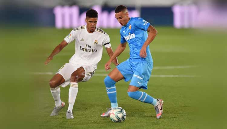 Rodrigo Moreno dari Valencia berduel dengan pemain Real Madrid Raphael Varane di ajang LaLiga Spanyol Real Madrid vs Valencia.