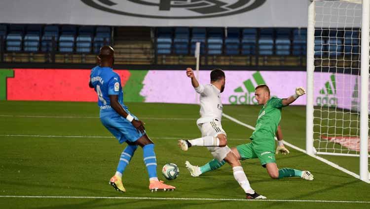 Pemain Real Madrid Dani Carvajal dengan aksinya berusaha untuk mengecoh kiper Valencia di ajang LaLiga Spanyol Real Madrid vs Valencia.