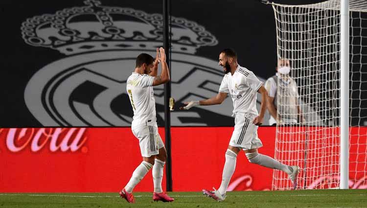 Selebrasi pemain Real Madrid Karim Benzema bersama Eden Hazard usai mencetak gol ke gawang Valencia. Copyright: Denis Doyle/Getty Images