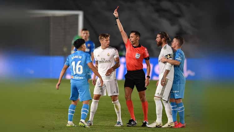 Lee Kang-In dari Valencia mendapatkan kartu merah dari wasit Jose Maria Sanchez Martinez usai pelanggaran keras oleh Sergio Ramos di ajang LaLiga Spanyol.